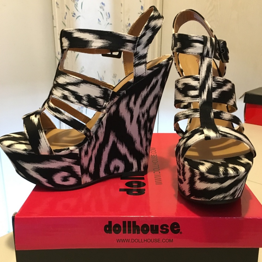 Black & white platform wedge sandals by Dollhouse